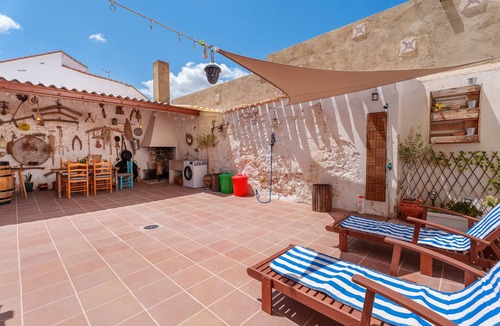 Camporrobles House | Holiday Home "La Luna" with Private Terrace & Wi-Fi