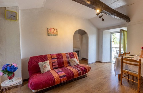Gravieres Cottage | Holiday Home 'La Magnannerie' with Mountain View, Shared Pool and Air Conditioning