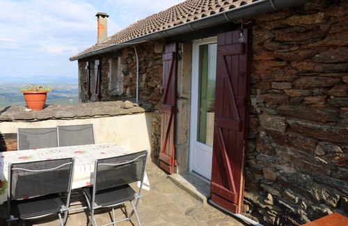 Gravieres Cottage | Holiday Home 'La Magnannerie' with Mountain View, Shared Pool and Air Conditioning