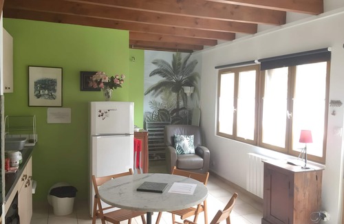 Les Andelys House | Holiday Home “La Maisonnette” with Shared Terrace, Communal Garden and Wi-Fi
