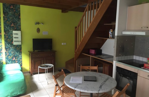 Les Andelys House | Holiday Home “La Maisonnette” with Shared Terrace, Communal Garden and Wi-Fi