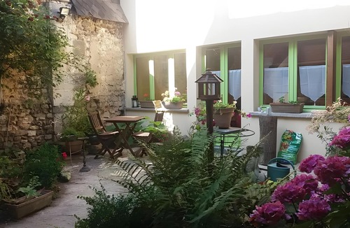 Les Andelys House | Holiday Home “La Maisonnette” with Shared Terrace, Communal Garden and Wi-Fi