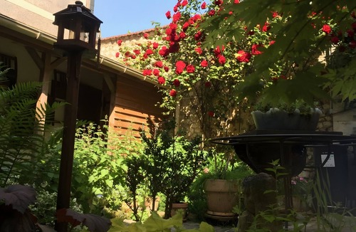 Les Andelys House | Holiday Home “La Maisonnette” with Shared Terrace, Communal Garden and Wi-Fi