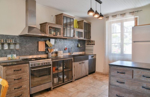 Saint-Bueil House | Holiday Home 'La Maison Dauphinoise' with Mountain View, Wi-Fi and Air Conditioning