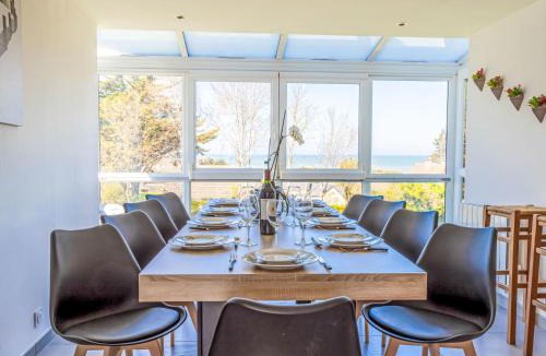 Ver-sur-Mer House | Holiday Home La maison du phare by Interhome
