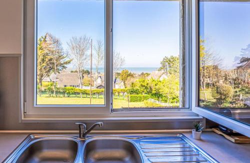 Ver-sur-Mer House | Holiday Home La maison du phare by Interhome
