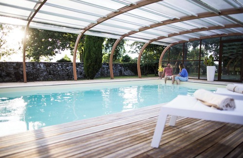 Martin House | Holiday Home 'La Maison Charlélie' with Shared Pool, Wi-Fi and Air Conditioning