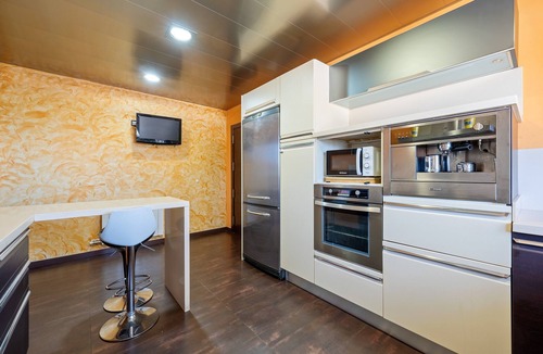 Albinyana House | Holiday Home 'La Mediterranea Village' with Mountain View, Wi-Fi and Air Conditioning