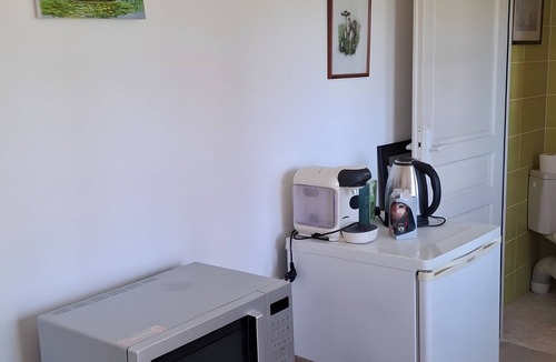 Sainte-Foy House | Holiday Home 'La Petite Chaumière' with Shared Garden