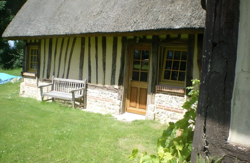 Sainte-Foy House | Holiday Home 'La Petite Chaumière' with Shared Garden