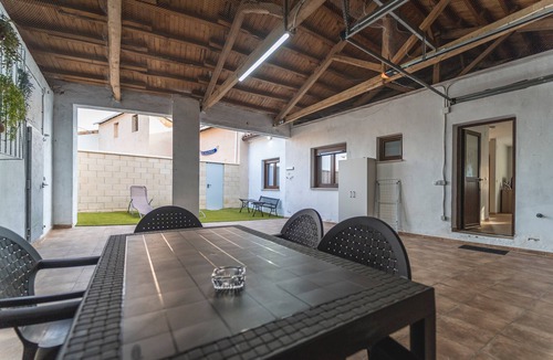 Villaherreros House | Holiday Home 'La Quesería' with Mountain View, Shared Terrace and Wi-Fi