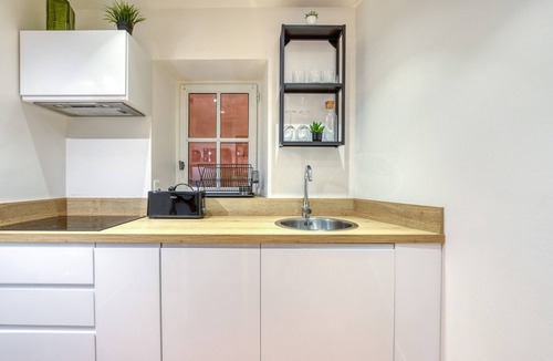 Beziers City Centre House | Holiday Home 'La Reine' with Wi-Fi and Air Conditioning
