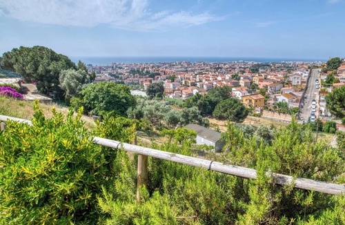 Pineda de Mar House | Holiday Home 'La Vinya Pineda de Mar' with Pool & Wi-Fi