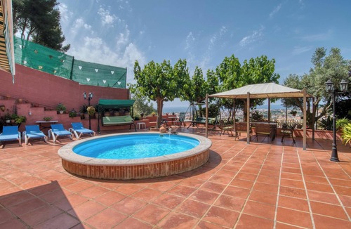 Pineda de Mar House | Holiday Home 'La Vinya Pineda de Mar' with Pool & Wi-Fi