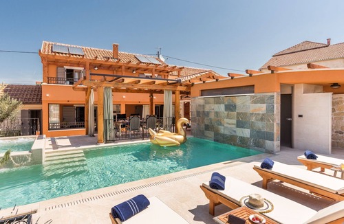 Bicine Villa | Holiday Home La Verna with Pool