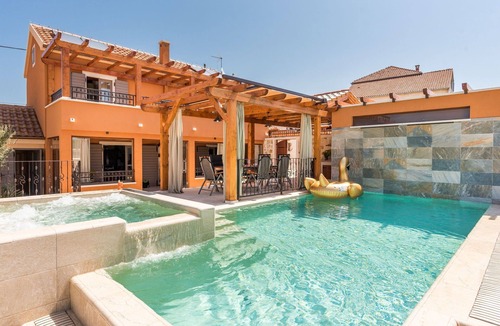Bicine Villa | Holiday Home La Verna with Pool