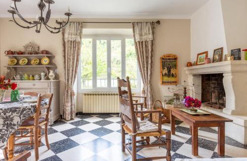 Menerbes House | Holiday Home Le Cèdre by Interhome