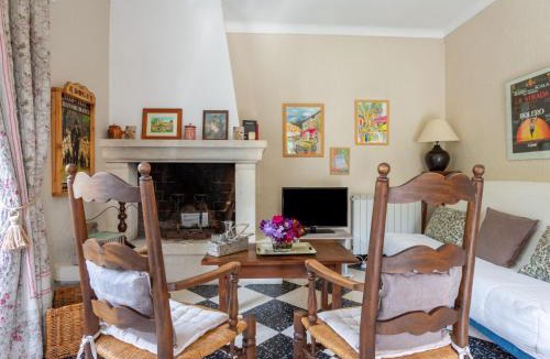 Menerbes House | Holiday Home Le Cèdre by Interhome