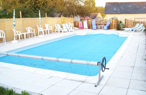 Allonnes House | Holiday Home 'Le Ecurie' with Shared Pool, Private Terrace and Wi-Fi