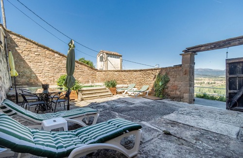 Artesa de Segre House | Holiday Home 'Les Orenetes' with Mountain Views, Wi-Fi and Air Conditioning