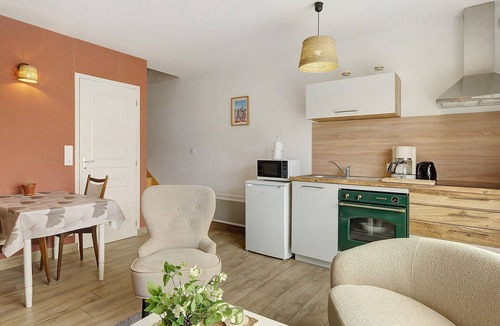 Neant-sur-Yvel House | Holiday Home “Le Gîte de Marguerite” with Wi-Fi
