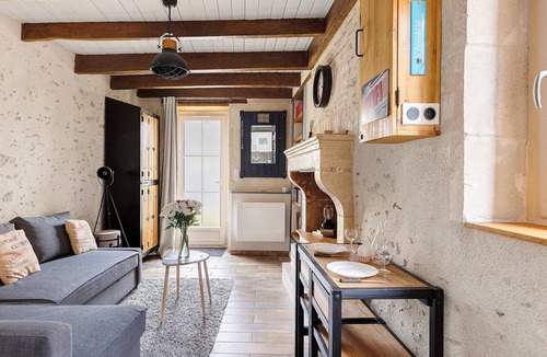 La Puye House | Holiday Home 'Le Gite Aïdan' with Shared Garden and Wi-Fi