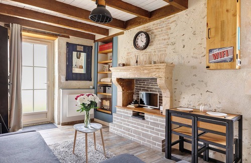 La Puye House | Holiday Home 'Le Gite Aïdan' with Shared Garden and Wi-Fi