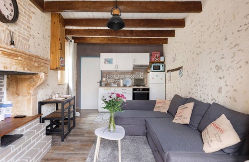 La Puye House | Holiday Home 'Le Gite Aïdan' with Shared Garden and Wi-Fi
