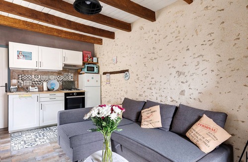 La Puye House | Holiday Home 'Le Gite Aïdan' with Shared Garden and Wi-Fi