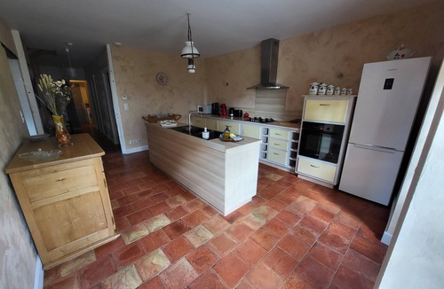 Monlezun House | Holiday Home 'Le Guitou' with Private Terrace, Private Garden and Wi-Fi