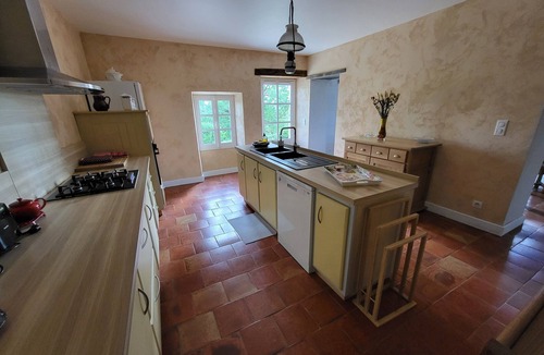 Monlezun House | Holiday Home 'Le Guitou' with Private Terrace, Private Garden and Wi-Fi