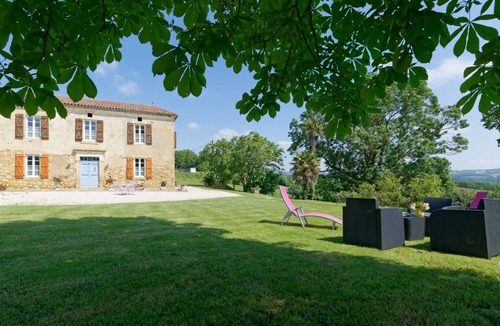 Monlezun House | Holiday Home 'Le Guitou' with Private Terrace, Private Garden and Wi-Fi