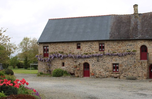 Baguer-Pican House | Holiday Home 'Le Logis d'Aliénor' with Private Garden and Wi-Fi