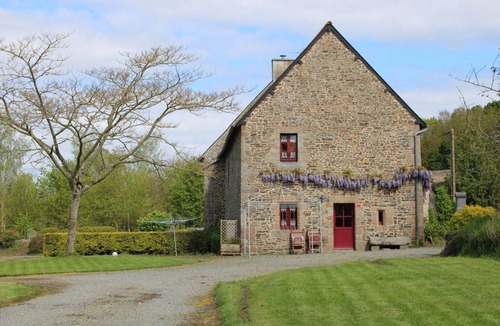 Baguer-Pican House | Holiday Home 'Le Logis d'Aliénor' with Private Garden and Wi-Fi