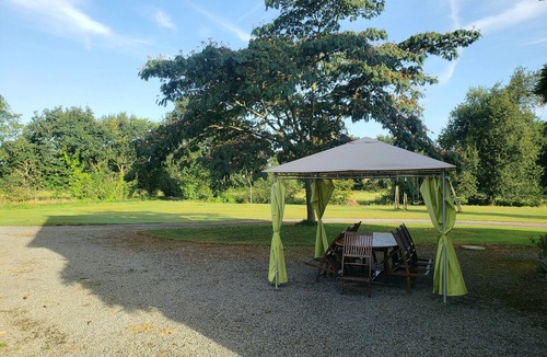 Baguer-Pican House | Holiday Home 'Le Logis d'Aliénor' with Private Garden and Wi-Fi