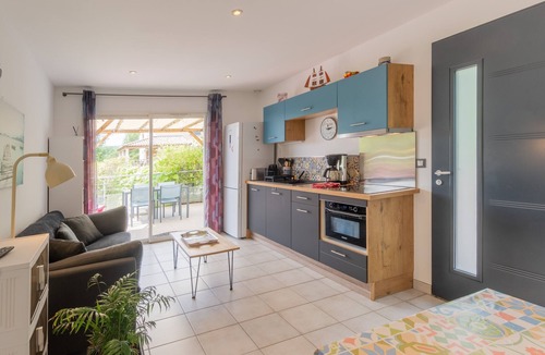 Payzac House | Holiday Home 'Le Pequelet' with Shared Pool, Wi-Fi and Air Conditioning