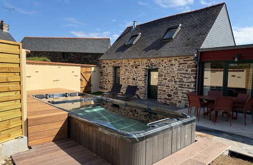 Beganne House | Holiday Home “Le Petit Brécéan” with Heated Swim Spa