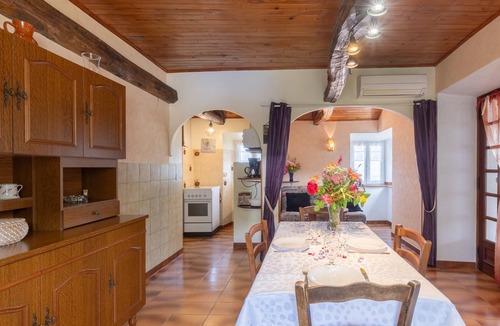 Gravieres House | Holiday Home 'Le Pigeonnier' with Mountain View, Shared Pool and Air Conditioning