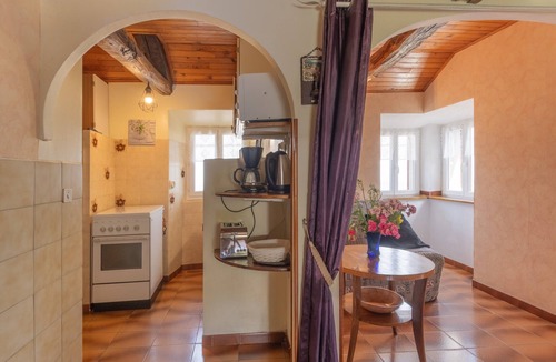 Gravieres House | Holiday Home 'Le Pigeonnier' with Mountain View, Shared Pool and Air Conditioning