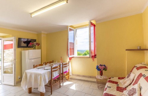 Gravieres House | Holiday Home 'Le Rez-de-Chaussée' with Mountain View, Shared Pool and Air Conditioning