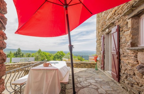 Gravieres House | Holiday Home 'Le Rez-de-Chaussée' with Mountain View, Shared Pool and Air Conditioning