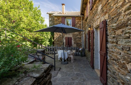 Gravieres Cottage | Holiday Home 'Le Sam-plaît' with Mountain View, Shared Pool and Air Conditioning