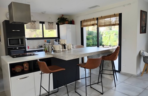 Treilles House | Holiday Home Les Garrigues with Private Pool, Wi-Fi, and Air Conditioning