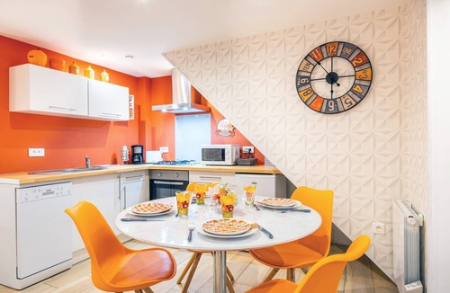 Les Epesses House | Holiday Home 'Les Glycines 1' with Private Terrace, Balcony and Wi-Fi
