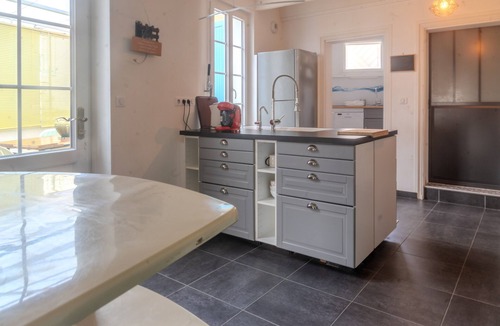 Archiac House | Holiday Home 'Les Hirondelles Archiac' with Private Terrace, Private Garden and Wi-Fi