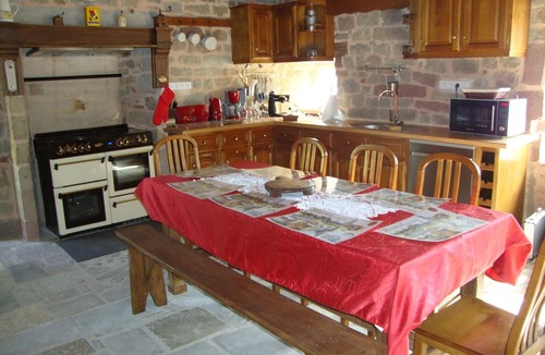 Noailhac House | Holiday Home 'Les Vieilles Treilles' with Private Terrace, Garden, and Air Conditioning