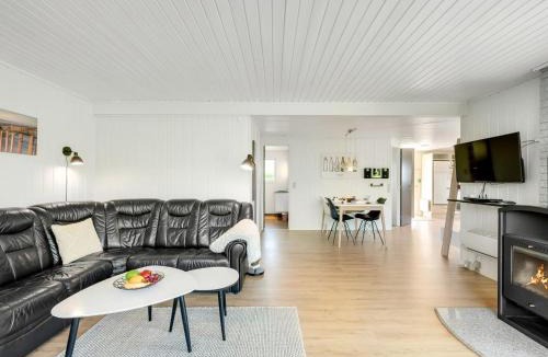 Bjerregard Strand House | Holiday Home Lill - 50m from the sea by Interhome