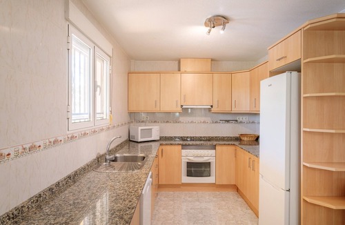 Mutxamel House | Holiday Home 'Limonita' with Private Pool, Wi-Fi and Air Conditioning