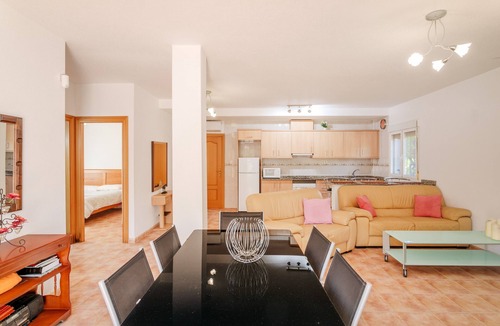 Mutxamel House | Holiday Home 'Limonita' with Private Pool, Wi-Fi and Air Conditioning