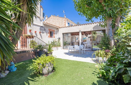 Villemolaque House | Holiday Home 'Lina' with Private Terrace, Wi-Fi and Air Conditioning